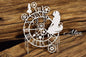 25318- ALICE BETWEEN THE COGS